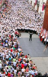 Dirigiendo Chimo a centenares de musicos
