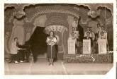 Tocando el piano de cola en una orquesta de baile durante los años 50
